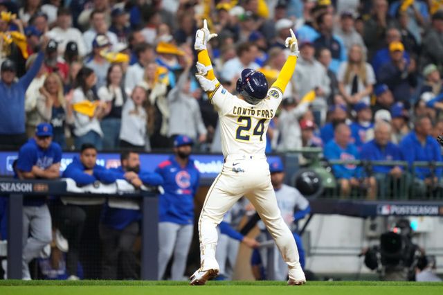 밀워키는 12일(한국시간) 아메리칸패밀리필드에서 열린 ‘2025 MLB PS’ NLDS 5차전 컵스와 홈경기서 3-1로 승리하며 2018년 이후 7년 만에 NLCS 진출을 확정했다. 사진은 선취 솔로포를 터트린 윌리엄 콘트레라스. 밀워키(미 위스콘신주)｜AP뉴시스