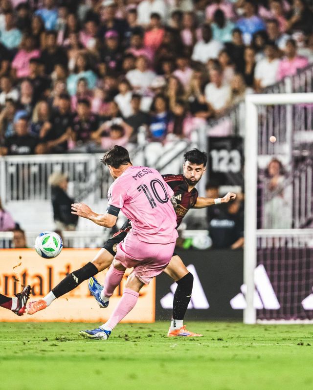 인터 마이애미&nbsp;리오넬&nbsp;메시는 12일(한국시간) 미국 플로리다&nbsp;체이스 스타디움에서 열린 애틀랜타 유나이티드와의 MLS&nbsp;정규리그 홈경기에서 멀티골을 터트리며 팀의 4-0 대승을 이끌었다. 이로써 메시는 시즌 26골을 기록, 득점 선두 자리를 단단히 굳혔다. LAFC 드니&nbsp;부앙가는 24골로 2위로 밀렸다. 사진출처｜인터 마이애미 페이스북