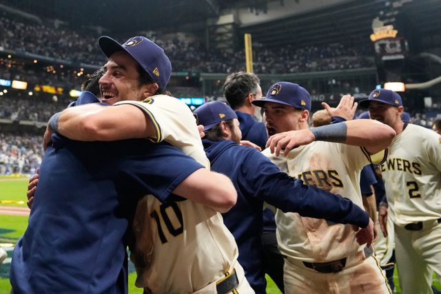 밀워키는 12일(한국시간) 아메리칸패밀리필드에서 열린 ‘2025 MLB PS’ NLDS 5차전 컵스와 홈경기서 3-1로 승리하며 2018년 이후 7년 만에 NLCS 진출을 확정했다. 밀워키(미 위스콘신주)｜AP뉴시스