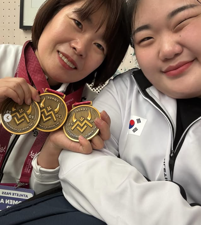 한국역도 간판 박혜정(오른쪽)이 11일(한국시간) 노르웨이 푀르데에서 열린 2025세계선수권 마지막 날 여자 86㎏ 이상급 경기에서 인상 125㎏, 용상 158㎏, 합계 283㎏를 들어 3개 부문 모두 금메달을 따낸 뒤 팀 동료 손영희와 기뻐하고 있다. 그는 경기를 앞두고 허리와 무릎통증이 재발했지만 이를 이겨내고 시상대 가장 높은 곳에 섰다. 사진출처│박혜정 인스타그램