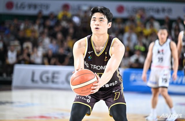 LG 유기상은 12일 창원실내체육관에서 열린 KT와 맞대결에서 3점슛 5개와 함께 17득점을 터트려 팀 승리를 견인했다. 사진제공｜KBL