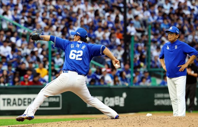 올해 정규시즌 홀드왕을 차지한 SSG 이로운은 7, 8회 등판이 익숙한 셋업맨이지만, 11일 삼성과 준PO 2차전서는 4회부터 마운드에 올라 삼성 타선을 봉쇄했다. 삼성은 에이스 아리엘 후라도를 준PO 2차전 9회말 투입했고, 마무리투수 김재윤이 7회말 등판했다. 내일이 없는 단기전 운용의 진수를 보여준 대목이다. 준PO 2차전서 연습투구를 하는 김재윤. 뉴시스