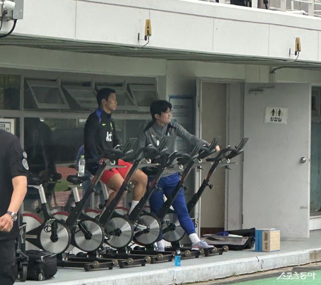 축구대표팀 공격수 황희찬(왼쪽)이 12일 고양종합운동장 보조경기장에서 열린 대표팀 훈련에서 혼자 사이클을 타며 몸 상태를 점검하고 있다. 고양｜백현기 기자 hkbaek@donga.com