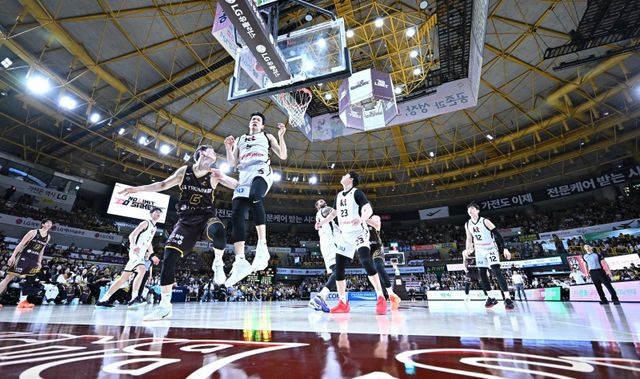 KT는 12일 창원실내체육관서 열린 LG와 맞대결서 53-69로 패했다. 야투 성공률이 저조하며 문경은 감독의 머리를 아프게 하고 있다. 사진제공｜KBL