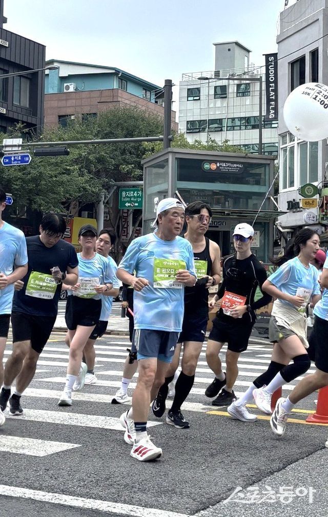 12일 열린 2025 서울달리기에 참가해 2030세대와 함께 역주한 권오갑 HD현대 회장. 사진제공｜HD현대