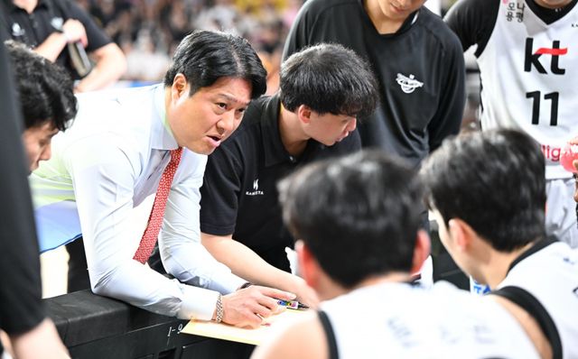 KT는 12일 창원실내체육관서 열린 LG와 맞대결서 53-69로 패했다. 야투 성공률이 저조하며 문경은 감독(왼쪽 첫 번째)의 머리를 아프게 하고 있다. 사진제공｜KBL