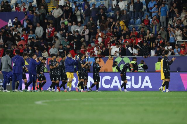 U-20 축구국가대표팀 선수들이 10일(한국시간) 칠레 랑카과의 에스타디오 엘 테니엔테에서 열린 모로코와 2025 칠레 U-20 월드컵 16강에서 1-2로 진 뒤 관중들에게 인사를 하고 있다. 양민혁, 박승수, 윤도영, 강민우 등 핵심 선수들의 차출이 불발된 탓에 완전체 전력을 꾸리지 못한 게 아쉬운 성적으로 이어졌다. 사진제공│KFA