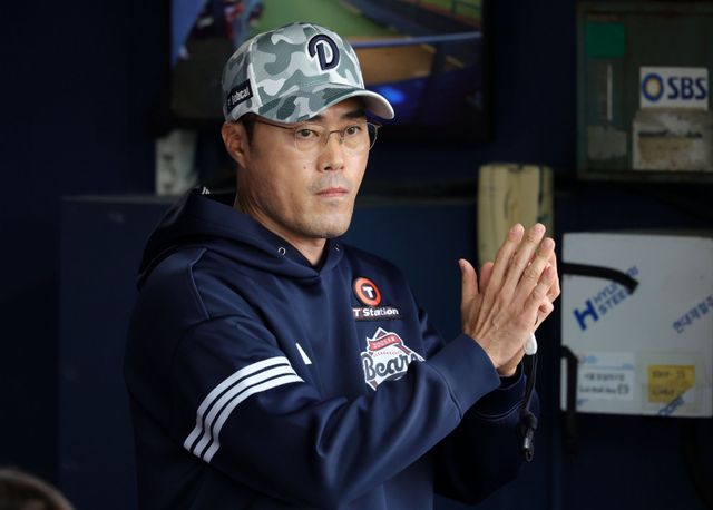 두산이 제12대 감독 선임 작업을 본격화한다. 조성환 전 감독대행을 포함해