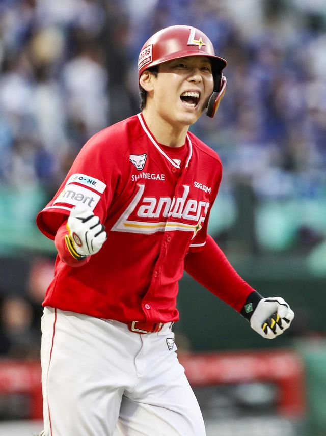 SSG 김성욱이 11일 인천SSG랜더스필드에서 열린 ‘2025 신한 SOL 뱅크 KBO 포스트시즌(PS)’ 삼성과 준플레이오프(준PO) 2차전에서 9회말 끝내기 솔로홈런을 때린 뒤 포효하고 있다. SSG와 삼성의 준PO는 홈런으로 승부가 갈리고 있다. 13일 대구에서 열리는 3차전에서도 대포의 중요성은 계속 강조될 전망이다. 사진제공｜SSG 랜더스