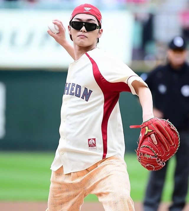 배우 최현욱의 시구 후폭풍이 거세다. 뉴시스