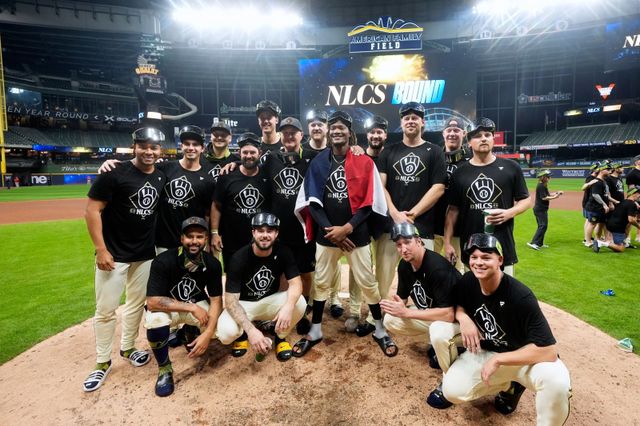 밀워키는 12일(한국시간) 아메리칸패밀리필드에서 열린 ‘2025 MLB PS’ NLDS 5차전 컵스와 홈경기서 3-1로 승리하며 2018년 이후 7년 만에 NLCS 진출을 확정했다. 밀워키(미 위스콘신주)｜AP뉴시스