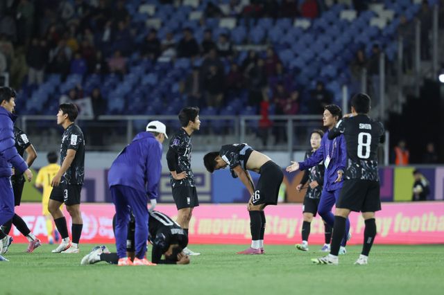 U-20 축구국가대표팀 선수들이 10일(한국시간)&nbsp;칠레 랑카과의 에스타디오 엘 테니엔테에서 열린 모로코와 2025 칠레 U-20 월드컵 16강에서 1-2로 진 뒤 아쉬워하고 있다. 양민혁, 박승수, 윤도영, 강민우 등 핵심 선수들의 차출이 불발된 탓에 완전체 전력을 꾸리지 못하며 3대회 연속 4강 진출에 실패했다. 사진제공│KFA