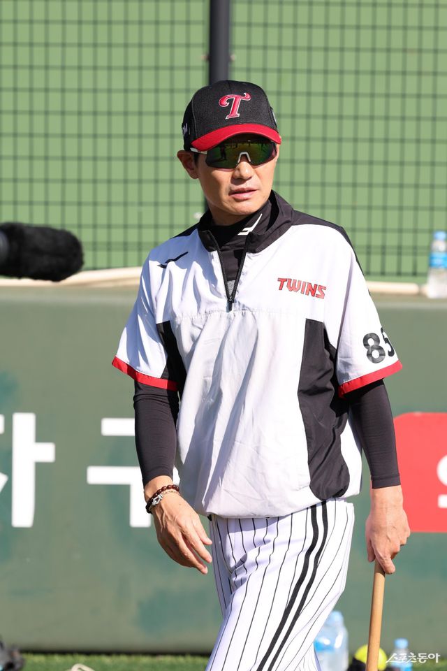 염경엽 LG 감독이 한국시리즈 대비 합숙 훈련이 진행되고 있는 이천 LG챔피언스파크에서 선수들을 지켜보고 있다. 사진제공｜LG 트윈스