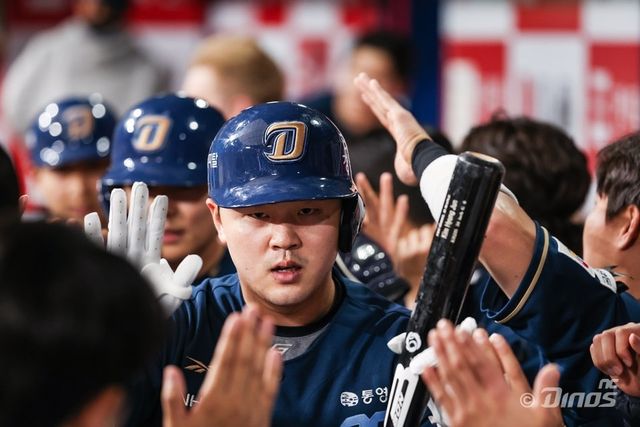 NC 김형준은 16일 왼손 유구골 제거술에 나선다. 그는 이달 6일 열린 삼성과 WC 결정 1차전에서 타격 도중 왼손을 다쳤다. 사진제공｜NC 다이노스