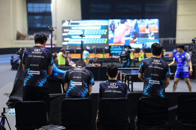 한국남자탁구대표팀 선수들이 12일(한국시간) 인도 부바네스와르의 칼링가스타디움에서 열린 2025아시아탁구선수권&nbsp;2일째 남자 단체전 8강에서 일본에 매치스코어 1-3으로 패한뒤 아쉬워하고 있다. 그동안 약점으로 지적된 단식 경쟁력의 강화가 절실하다. 사진제공│대한탁구협회