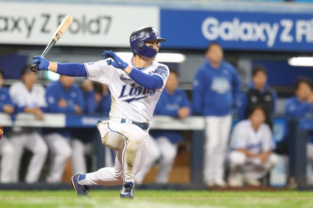 삼성 김성윤이 3일 대구삼성라이온즈파크에서 열린 ‘2025 신한 SOL 뱅크 KBO 포스트시즌(PS)’ SSG와 준플레이오프(준PO·5전3선승제) 3차전에 2번타자 우익수로 선발출전해 3회말 힘차게 스윙을 하고 있다. 김성윤은 이날 4타수 2안타 2타점 2득점을 기록하며 팀의 5-3 승리를 이끌었다. 사진제공｜삼성 라이온즈