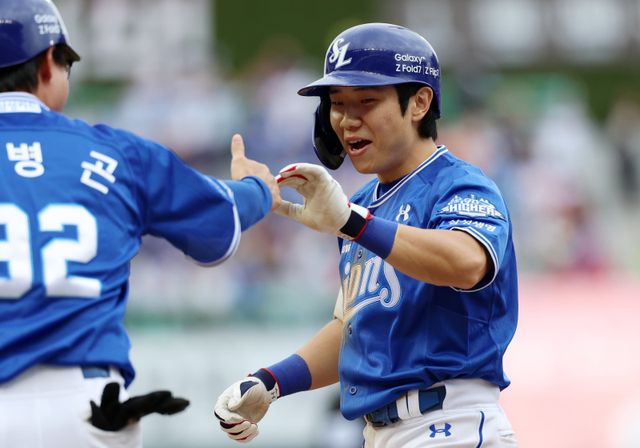 삼성 김지찬(오른쪽)이 13일 대구 SSG와 준PO 3차전에 1번타자 중견수로 선발출전한다. 뉴시스