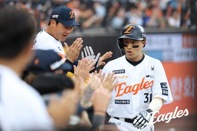 한화 손아섭(오른쪽)은 개인 네 번째 PO를 치른다. 올해도 후회 없이 모든 걸 걸고 싸우겠다는 각오를 밝혔다. 사진제공｜한화 이글스