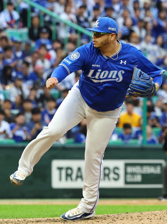 삼성 아리엘 후라도가 11일 인천SSG랜더스필드에서 열린 SSG와 준플레이오프 2차전 9회말에 팀 5번째 투수로 등판해 힘차게 공을 던지고 있다. 뉴시스