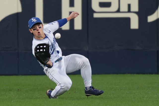 삼성 김성윤이 3일 대구삼성라이온즈파크에서 열린 SSG와 준플레이오프 3차전에서 3회초 이지영의 우전안타 성 타구를 슬라이딩 캐치를 통해 처리하는 모습. 사진제공｜삼성 라이온즈