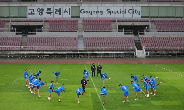 파라과이축구대표팀이 한국과 평가전을 하루 앞둔 13일 고양종합운동장에서 훈련을 하고 있다. 비야르 파라과이대표팀 단장은 한국전에서 북중미월드컵 대비 실전 경험을 쌓고 유망주들을 실험할 수 있다며 큰 의미를 부여했다. 고양│뉴시스