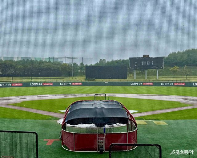 13일 이천 LG챔피언스파크에 비가 내리고 있다. 한국시리즈 대비 훈련 중인 LG는 비로 청백전 일정을 연기했다. 이천｜김현세 기자 kkachi@donga.com