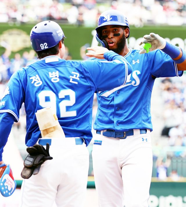 삼성 르윈 디아즈(오른쪽)는 9~10월 압도적인 활약으로 월간 MVP에 선정됐다. 그는 홈런, 타점, 장타율 부문 리그 1위로 3관왕을 확정할 만큼 뜨거운 한 시즌을 보냈다.｜뉴시스