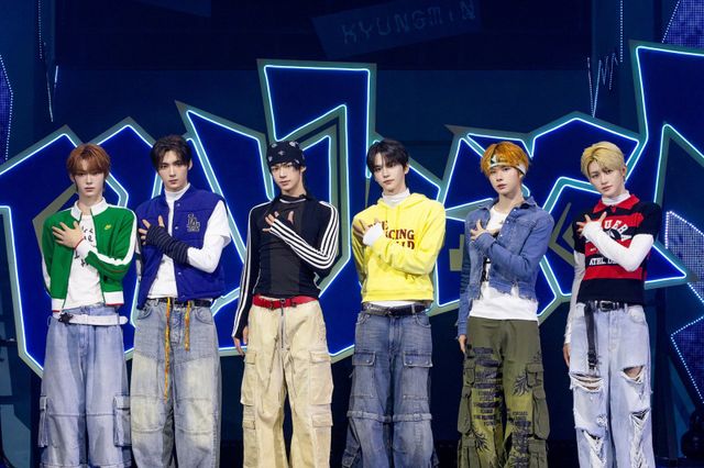 TWS가 13일 미니 4집 ‘플레이 하드’로 6개월 만에 컴백을 알렸다. 5세대 보이 그룹 사이 ‘청량미’로 독자적 입지를 구축해 온 투어스는 역동적인 에너지를 담은 이번 앨범을 통해 음악적 성장과 확장을 선언했다. 사진제공 | 플레디스 엔터테인먼트