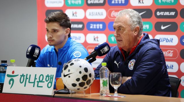 파라과이 축구대표팀의 구스타보 알파로 감독(오른쪽)과 미드필더 다미안 보바디야가 한국과의&nbsp;친선전을 하루 앞두고 13일 고양종합운동장에서 열린 공식 기자회견에서 취재진의 질문에 답하고 있다. 고양｜뉴시스