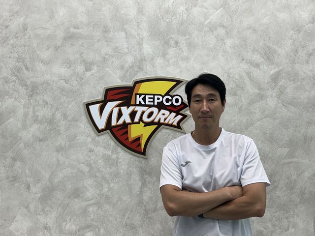 한국전력 권영민 감독은 지난 시즌 6위의 아쉬운 성적에도 소득이 있었다고 이야기한다. 지난 시즌&nbsp;어린 선수들의 꾸준한&nbsp;성장과 함께 과감한 전력 보강으로 새 시즌 더 높은 성적을 바라본다. 오산｜백현기 기자 hkbaek@donga.com