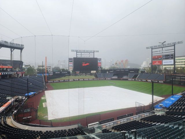 13일 대전한화생명볼파크에서 열릴 예정이던 한화와 상무의 연습경기는 우천 취소됐다. 14일 무관중으로 치러질 예정이다. 대전｜박정현 기자
