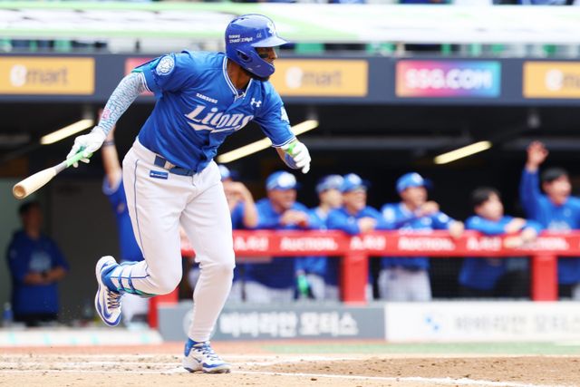 삼성 르윈 디아즈는 9~10월 압도적인 활약으로 월간 MVP에 선정됐다. 그는 홈런, 타점, 장타율 부문 리그 1위로 3관왕을 확정할 만큼 뜨거운 한 시즌을 보냈다.｜뉴시스