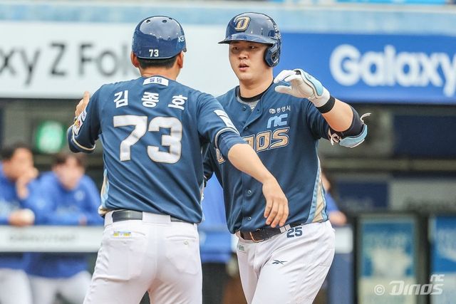 NC 김형준(오른쪽)은 16일 왼손 유구골 제거술에 나선다. 그는 이달 6일 열린 삼성과 WC 결정 1차전에서 타격 도중 왼손을 다쳤다. 사진제공｜NC 다이노스