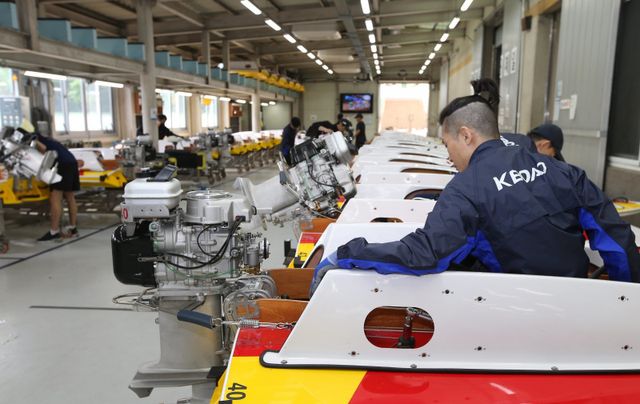 미사리 경정장에서 선수들이 최고의 기량을 펼치기 위해 모터보트를 정비하고 있다.