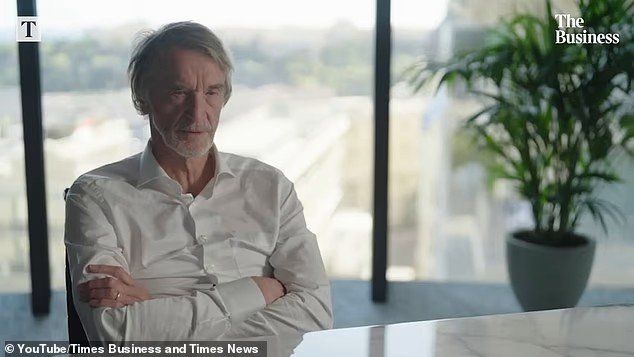 맨유 공동 구단주인 짐 랫클리프 경이 최근 영국 유력지 ‘더 타임스’의 유튜브 채널과 인터뷰에서 후벵 아모림 감독에 대한 변함없는 지지의 뜻을 전했으나 팔짱을 낀 제스처는 무언가를 숨기고 있음을 내포한다고 영국의 보디랭귀지 전문가가 밝혔다. 사진캡처｜더 비즈니스 유튜브