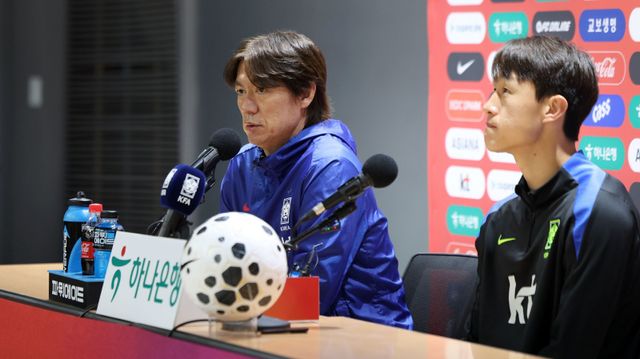 축구국가대표팀 홍명보 감독(왼쪽)과 미드필더 이재성이 파라과이와 평가전을 하루 앞둔 13일 고양종합운동장에서 열린 공식기자회견에서 취재진의 질문에 답하고 있다. 고양｜뉴시스