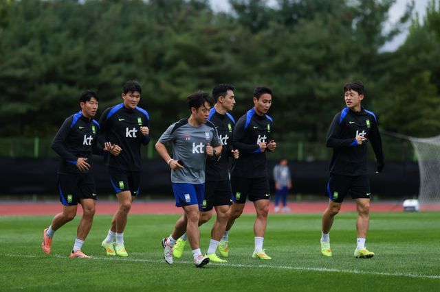 축구국가대표팀 선수들이 파라과이전을 대비해 고양종합운동장 보조경기장에서 12일 가볍게 뛰며 몸을 풀고 있다. 사진제공｜대한축구협회