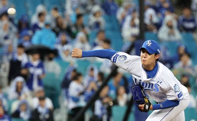 13일 대구삼성라이온즈파크에서 열린 삼성-SSG의 준PO 3차전 입장권 2만3680장이 매진됐다. 이날 1회초 역투하는 삼성 선발 원태인. 대구｜뉴시스