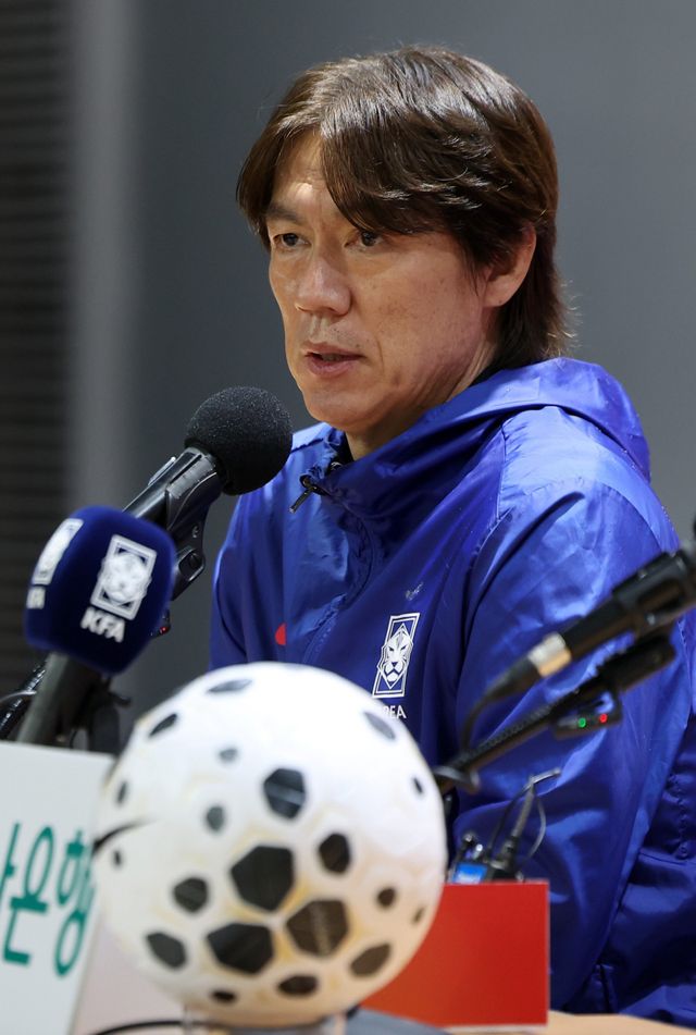 축구국가대표팀 홍명보 감독이&nbsp;파라과이와 평가전을 하루&nbsp;앞둔 13일 고양종합운동장에서 열린 공식기자회견에서 취재진의 질문에&nbsp;답하고 있다. 고양｜뉴시스