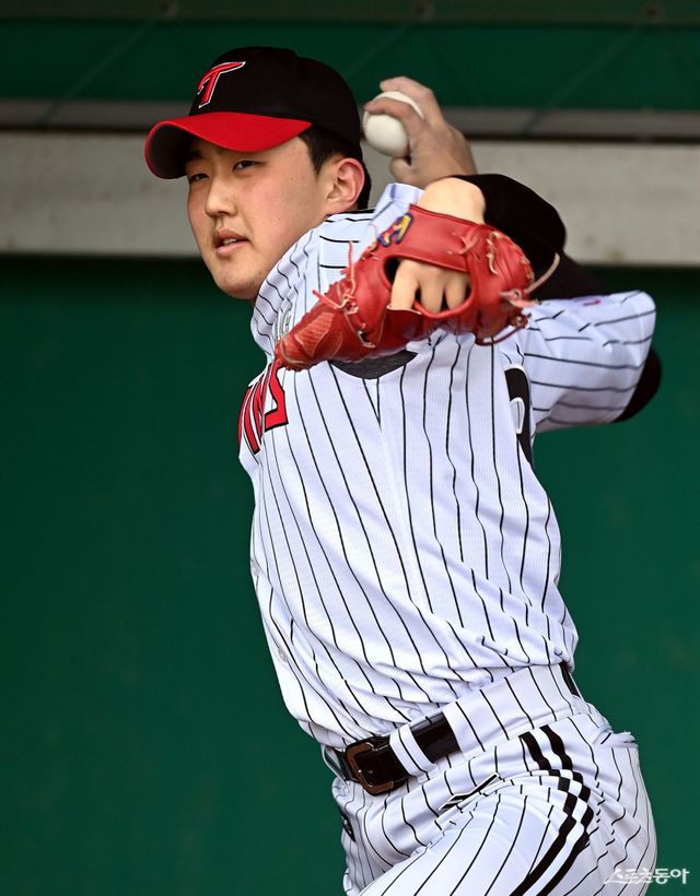 23일 경남 통영 산양스포츠파크에서 LG가 2022시즌 스프링캠프 훈련을 가졌다. LG 최용하가 불펜 투구를 펼치고 있다. 통영 | 김민성 기자 marineboy@donga.com