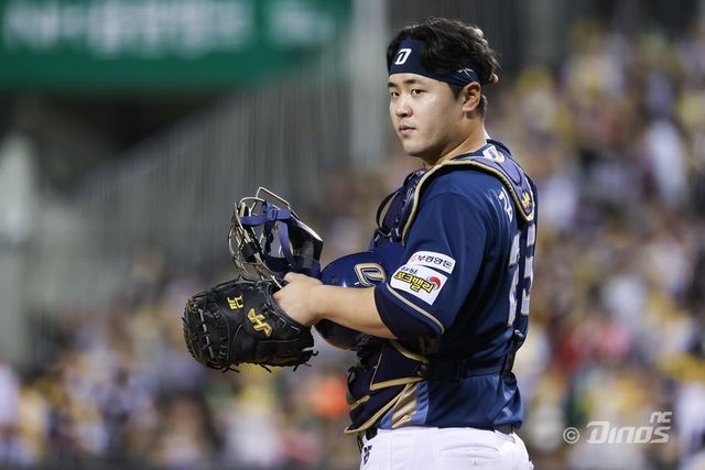 NC 김형준은 16일 왼손 유구골 제거술에 나선다. 그는 이달 6일 열린 삼성과 WC 결정 1차전에서 타격 도중 왼손을 다쳤다. 사진제공｜NC 다이노스