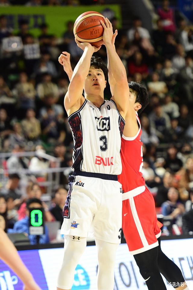 KCC 허웅(왼쪽)이 13일 잠실학생체육관에서 열린 SK전서 오재현의 수비를 피해 외곽슛을 시도하고 있다. 사진제공｜KBL