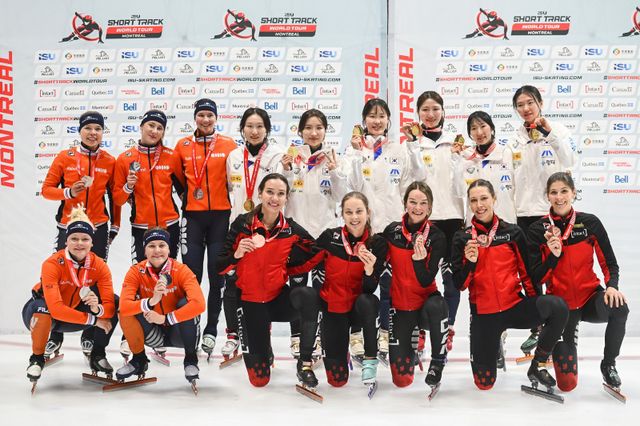 대한민국쇼트트랙대표팀이 13일(한국시간) 막을 내린 2025~2026시즌 ISU 쇼트트랙 월드 투어 1차 대회를 금메달 3개와 은메달 4개로 마무리했다. 12일 여자 계주 3000m에서 금메달을 따낸 여자대표팀 선수들(뒷줄 오른쪽)이 기뻐하고 있다. 몬트리올ㅣAP뉴시스