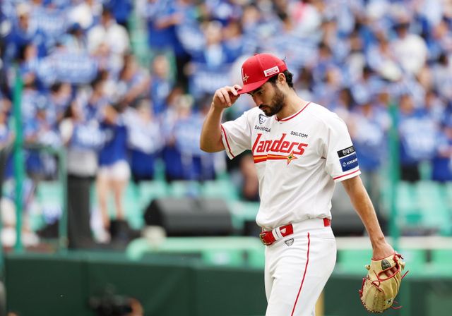 SSG 외국인투수 미치 화이트는 13일 대구 삼성과 준PO 3차전이 끝난 뒤 이숭용 SSG 감독에게 불펜 대기를 자청했다. 그동안 선발투수의 구원 등판은 없다고 못 박았던 이 감독도 화이트의 진심을 전해들은 뒤 수락했다. 9일 준PO 1차전서 안타를 허용한 뒤 아쉬워하는 화이트. 뉴시스