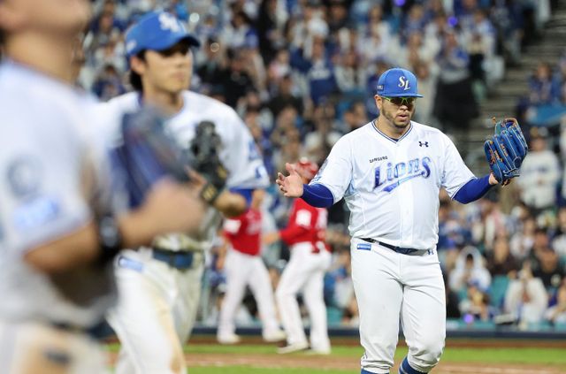 삼성 후라도(오른쪽)가 14일 대구 SSG와 준PO 4차전에서 7이닝 2안타 2사사구 9탈삼진 무실점의 호투로 팀의 5-2 승리를 이끌었다. 7회 투구를 마친 뒤 기뻐하는 후라도. 대구｜뉴시스