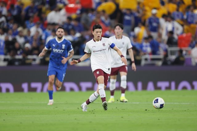 광주 미드필더 이강현(사진)과 수비수 변준수가 다음달 17일 예정된 김천 상무 입영을 미뤘다. 12월 6일 서울월드컵경기장에서 열릴 전북과 코리아컵 결승을 위해 입영을 연기한 것으로 전해졌다. 사진제공│한국프로축구연맹