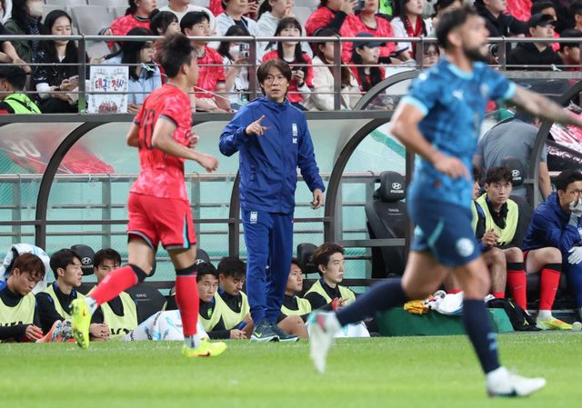 홍명보 축구대표팀 감독이 14일 서울월드컵경기장에서 열린 파라과이 평가전 도중 그라운드로 작전 사인을 보내고 있다. 상암｜뉴시스