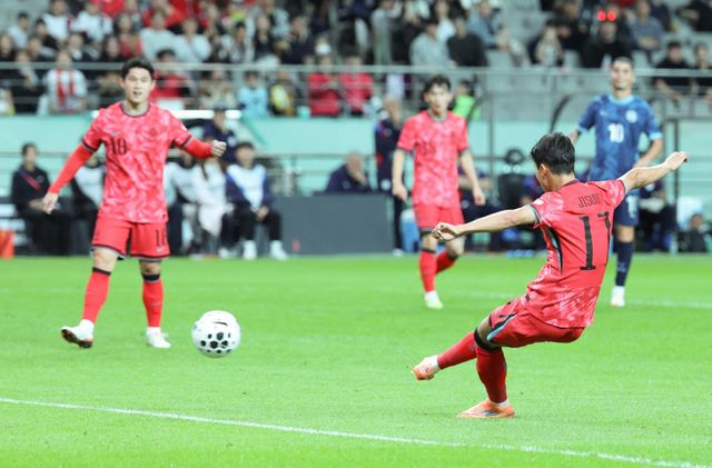 축구대표팀 엄지성(17번)이 14일 서울월드컵경기장에서 열린 파라과이 평가전에서 전반 15분 상대 실수를 틈타 침착한 선제골을 터트리고 있다. 상암｜뉴시스