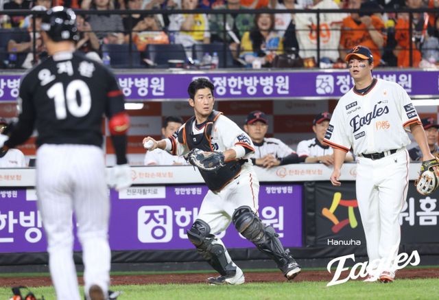 한화 최재훈(가운데)은 가을야구가 무척이나 간절했다. 2018시즌 이후 7년 만에 나서는 PS서 아쉬움을 설욕하고자 입술을 깨물었다. 사진제공｜한화 이글스