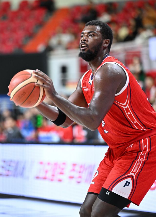 현대모비스 레이션 해먼즈는 14일 울산 한국가스공사와 홈경기서 25점 12리바운드 2블록슛으로 더블 더블을 기록하며 연패 탈출을 이끌었다. 사진제공｜KBL